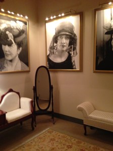 The sitting room before the women's bathroom in the visitors' center.