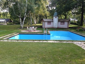 A pool and poolhouse!